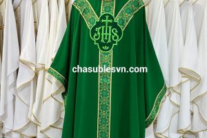 What does the green chasuble symbolize?