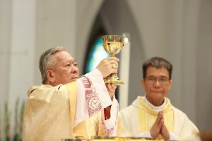 WHAT DOES THE CHASUBLE SYMBOLIZE?