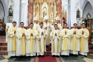 Can a Catholic deacon wear a cope?